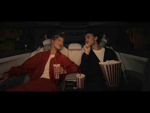 Perfect movie night inside the i7 | BMW iDrive Challenges