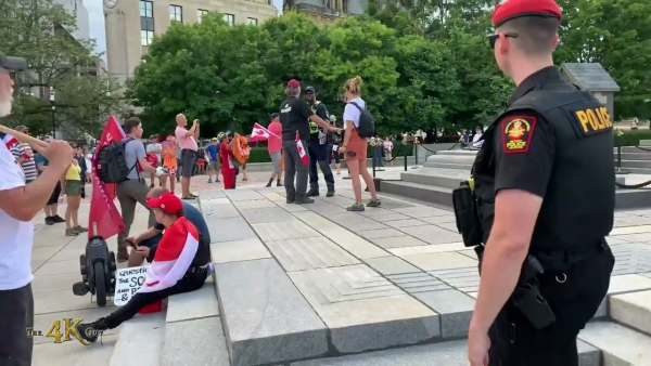 Ottawa: ''Freedom fighter'' guy gets scolded by military police 7-23-2022